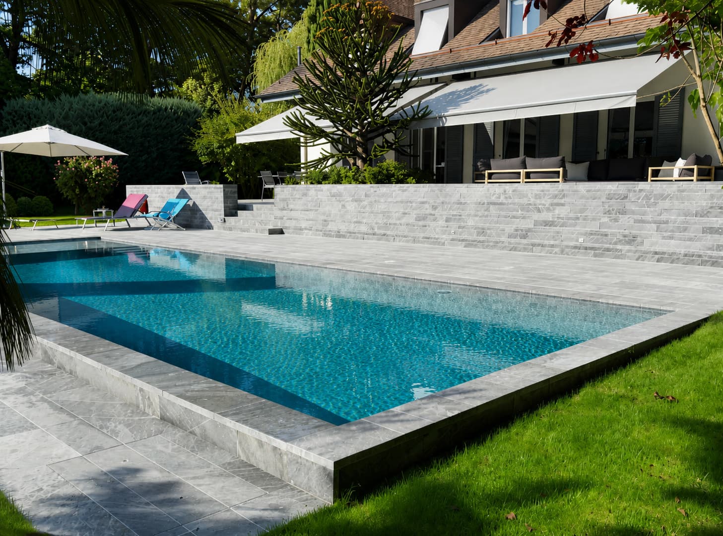 Piscine à débordement, terrasse en pierre, maison contemporaine